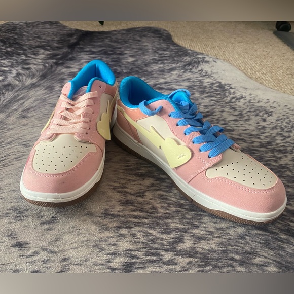 Kadulang Pink Flower Sneakers. - Picture 3 of 4